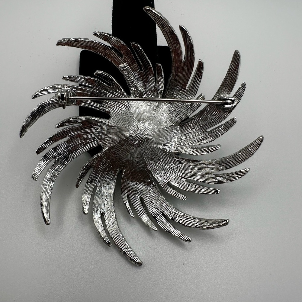 Vintage 1960s Stamped Sarah Coventry Silver Brooch with Pearl Center - Picture 5 of 7